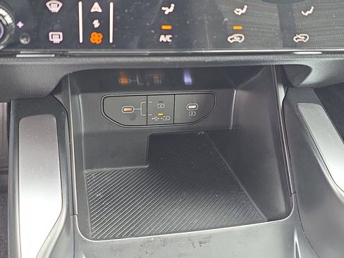 Certified 2025 Kia Sorento LX image 27