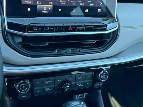 Used 2025 Jeep Compass Limited image 29