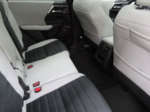 New 2026 Mitsubishi Outlander SE FWD image 23