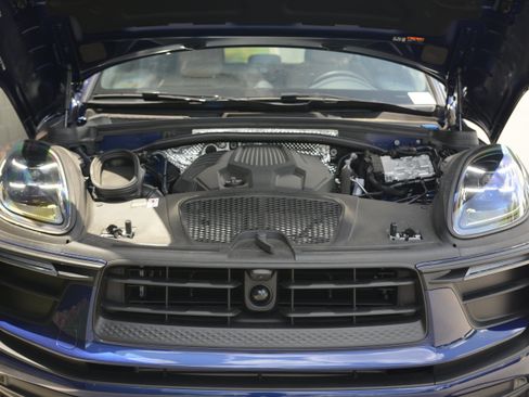 Certified 2026 Porsche Macan AWD/4WD image 37