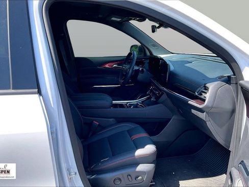 Used 2024 Chevrolet Traverse RS image 7