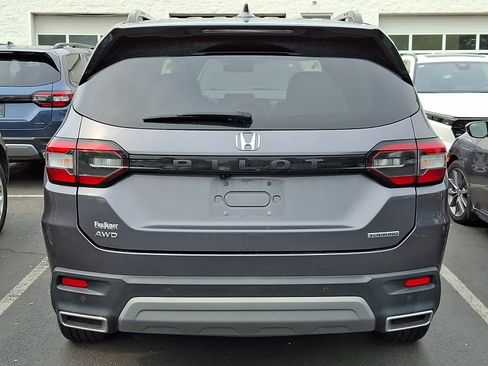 Used 2024 Honda Pilot Touring image 4