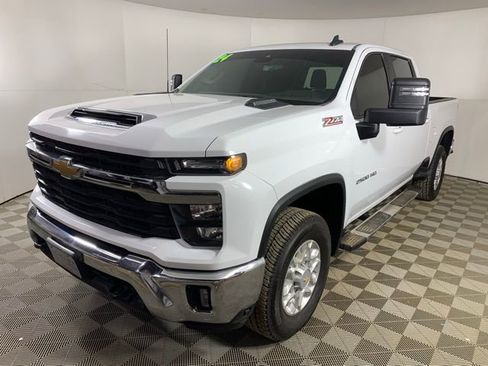 Used 2024 Chevrolet Silverado 2500 LT AWD/4WD image 2