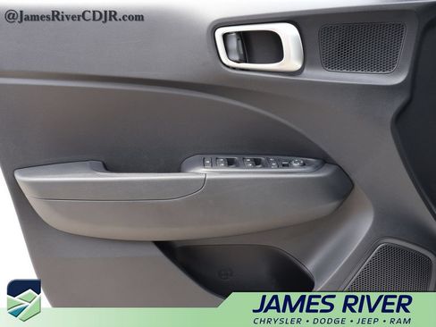 Used 2025 Hyundai Venue SEL FWD image 22