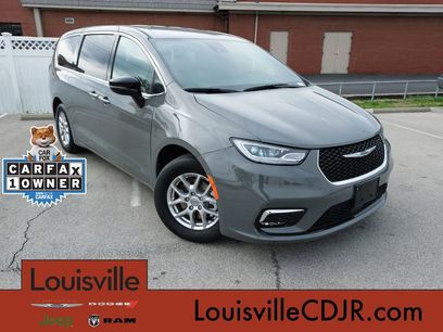 Used 2025 Chrysler Pacifica Select