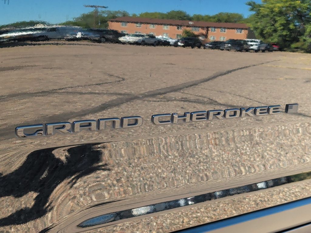 Used 2025 Jeep Grand Cherokee Altitude AWD/4WD image 41