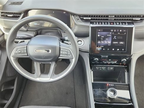 Used 2023 Jeep Grand Cherokee L Laredo image 28