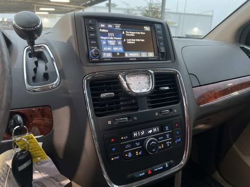 Used 2015 Chrysler Town & Country Touring-L w/ Trailer Tow Group image 17