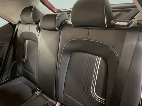 Used 2022 Hyundai Venue Limited image 11