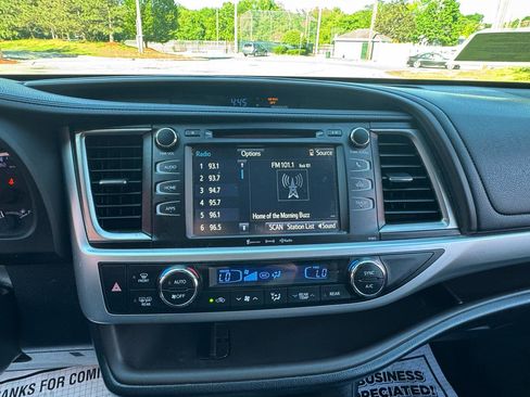 Used 2019 Toyota Highlander Plus AWD/4WD image 20