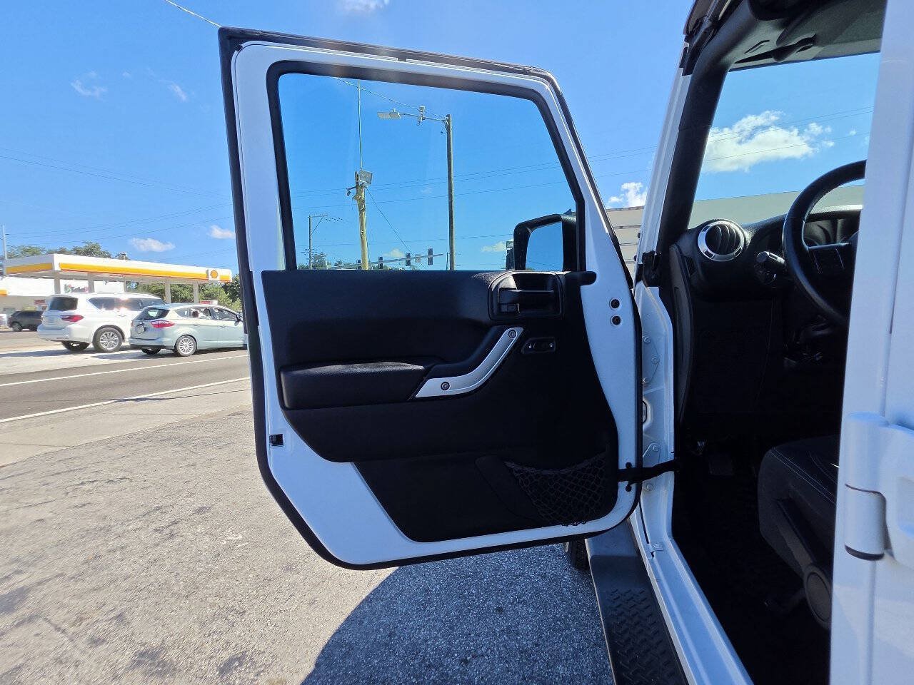 Used 2016 Jeep Wrangler Unlimited Sahara w/ Connectivity Group AWD/4WD image 11