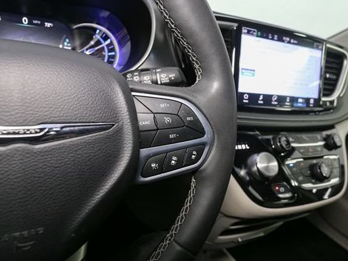 Used 2023 Chrysler Pacifica Touring-L FWD image 33