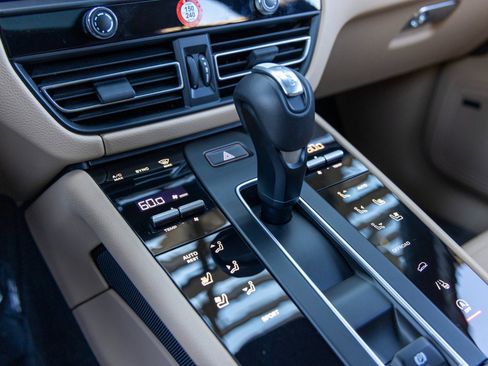 Certified 2025 Porsche Macan image 37