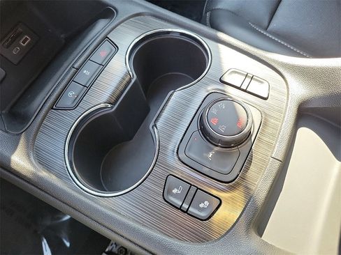 Used 2023 GMC Acadia SLT image 14