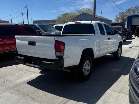 Used 2018 Toyota Tacoma SR image 4
