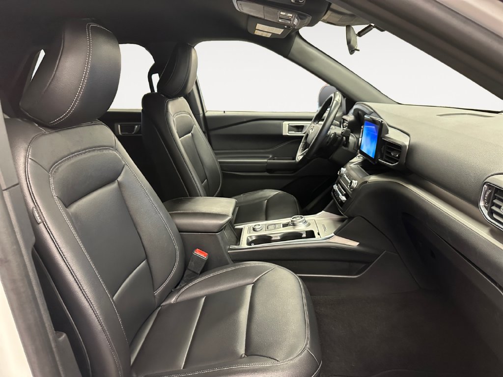 Used 2020 Ford Explorer XLT w/ Equipment Group 202A AWD/4WD image 13