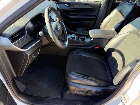 Used 2024 Jeep Grand Cherokee L Laredo image 11