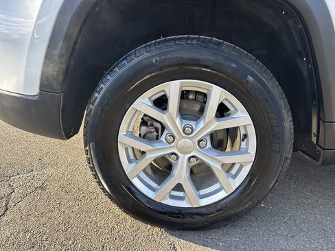 Used 2023 Jeep Grand Cherokee Limited image 32