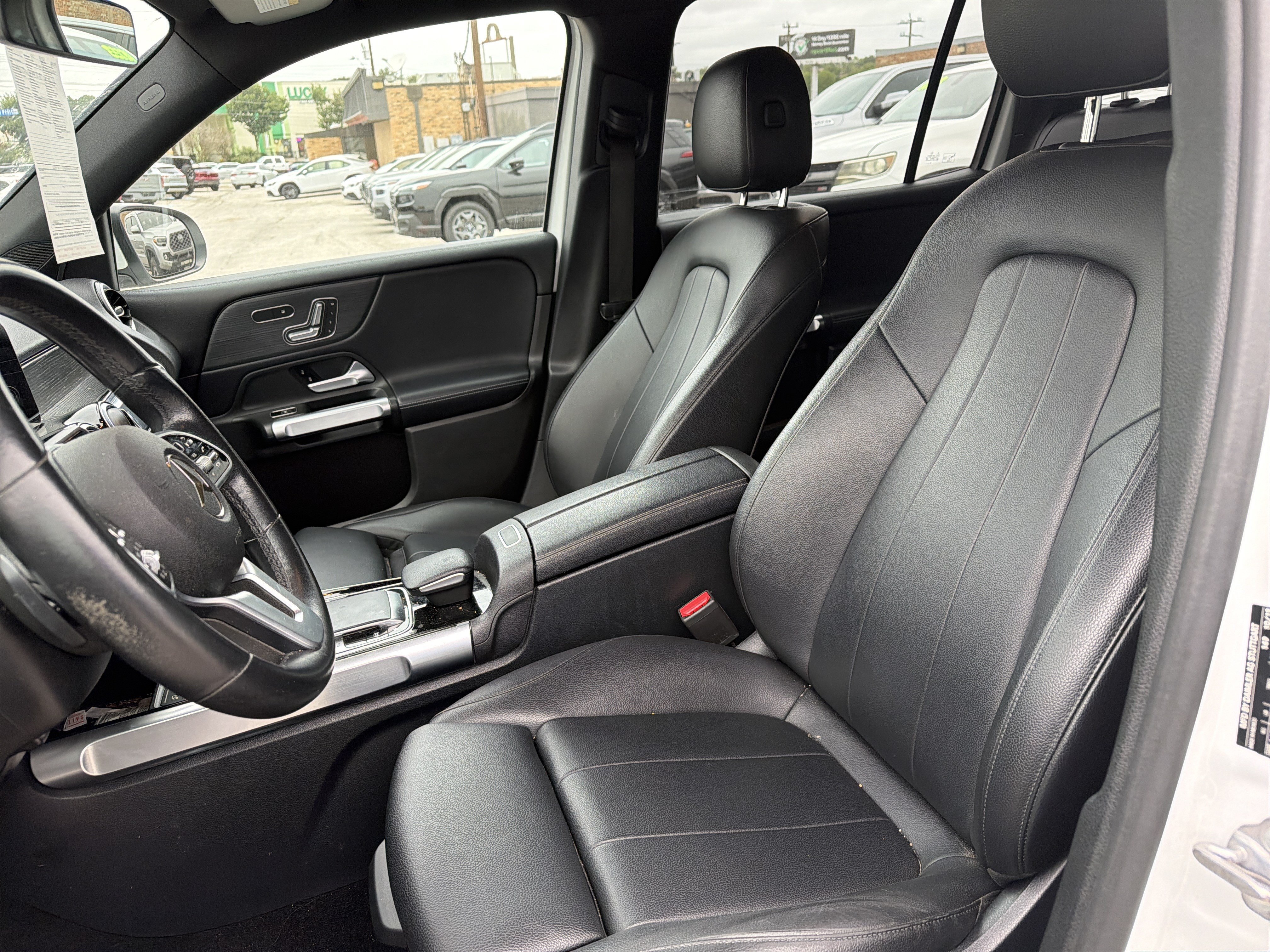 Used 2020 Mercedes-Benz GLB 250 4MATIC w/ Premium Package image 11