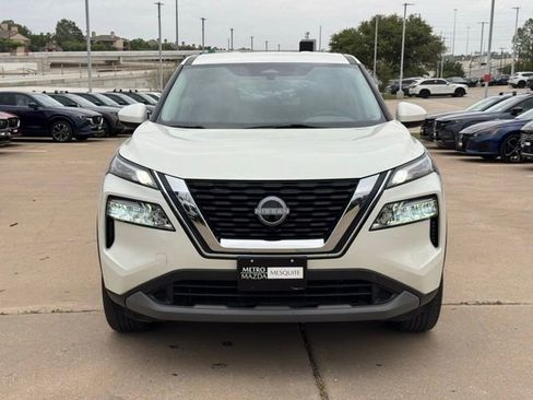 Used 2023 Nissan Rogue SV image 2