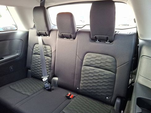 Used 2025 Nissan Pathfinder SV image 10