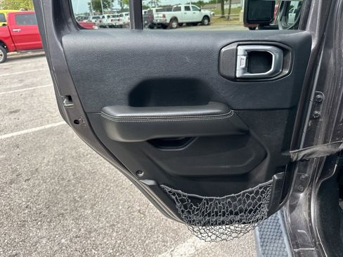 Used 2019 Jeep Wrangler Unlimited Sahara image 41