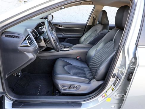 Used 2018 Toyota Camry SE w/ Convenience Package FWD image 13