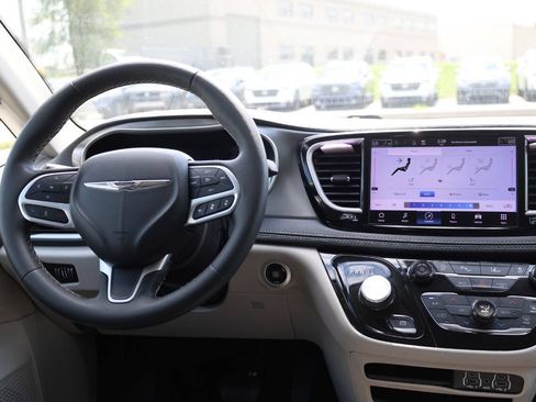 Used 2023 Chrysler Pacifica Touring-L FWD image 25