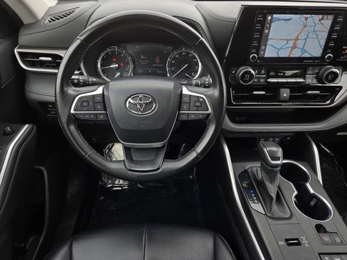 Certified 2022 Toyota Highlander XLE image 13