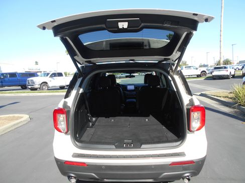 Used 2023 Ford Explorer XLT w/ Equipment Group 202A RWD image 11