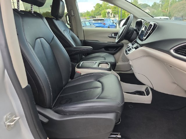Used 2024 Chrysler Pacifica Touring-L FWD image 16