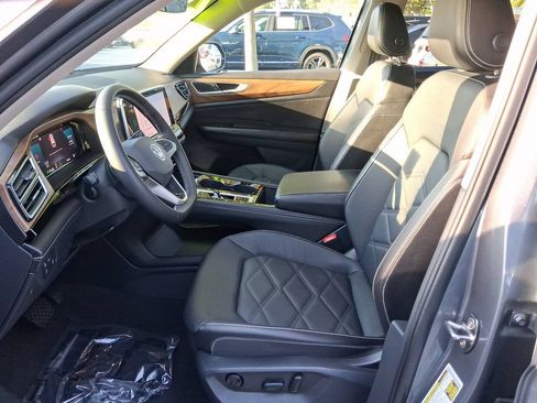 Used 2024 Volkswagen Atlas SE w/ Black Wheel Package FWD image 14