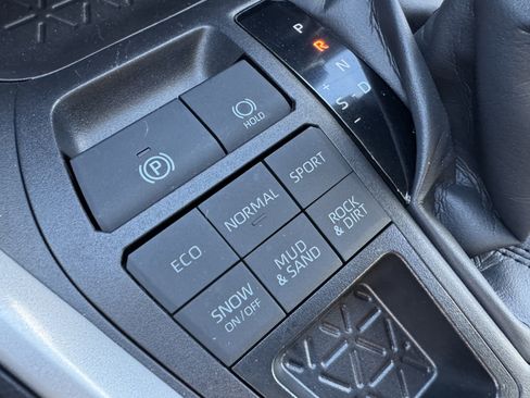 Certified 2025 Toyota RAV4 LE AWD/4WD image 27