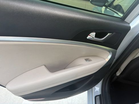 Used 2022 Genesis G70 2.0T RWD image 8