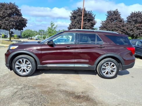 Used 2023 Ford Explorer Limited w/ Equipment Group 301A AWD/4WD image 2