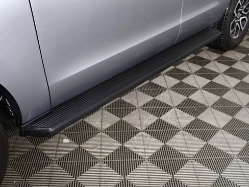 Used 2024 Ford Expedition XLT image 18