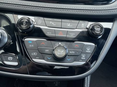 Used 2026 Chrysler Pacifica Limited FWD image 19