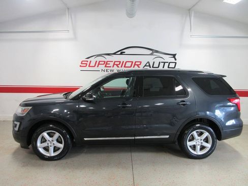 Used 2017 Ford Explorer XLT w/ Equipment Group 202A AWD/4WD image 2