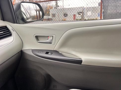 Used 2015 Toyota Sienna LE image 12