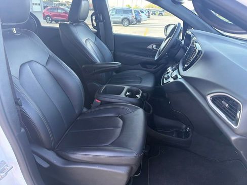 Used 2025 Chrysler Pacifica Select FWD image 12