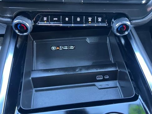 Used 2025 Chevrolet Suburban Z71 AWD/4WD image 31