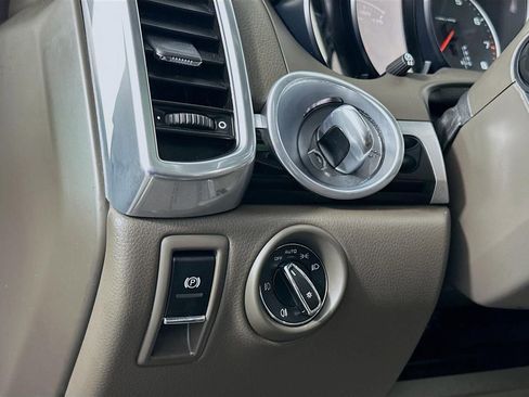 Used 2017 Porsche Cayenne Platinum Edition image 26