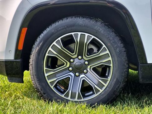 Used 2024 Jeep Wagoneer L Series II w/ Flexible Seating Group AWD/4WD image 17