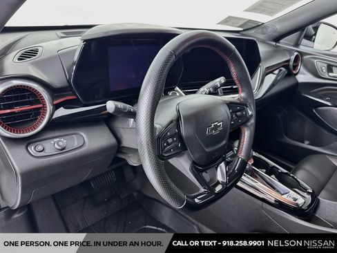Used 2025 Chevrolet Trax RS w/ Sunroof Package FWD image 9
