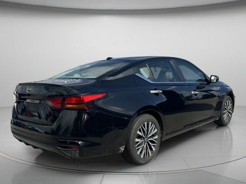 Used 2025 Nissan Altima 2.5 SV FWD image 7