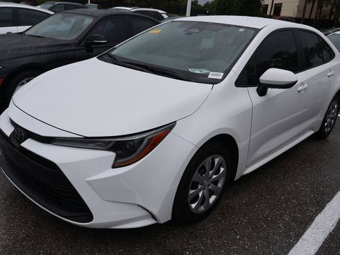 Used 2025 Toyota Corolla LE image 2