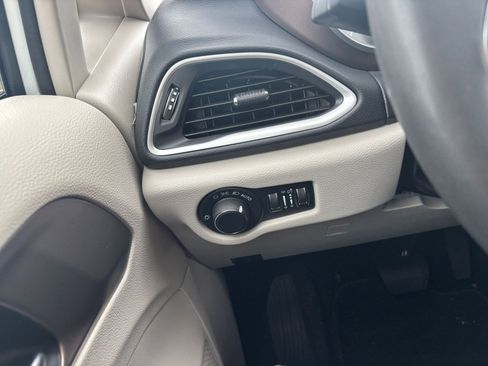 Used 2023 Chrysler Voyager LX image 37