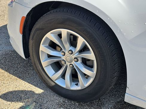 Used 2015 Chrysler 300 Limited image 10