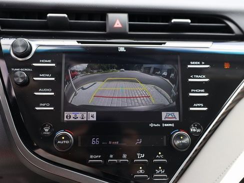 Used 2018 Toyota Camry XLE image 26