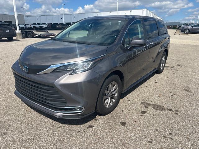 Used 2022 Toyota Sienna XLE FWD image 1